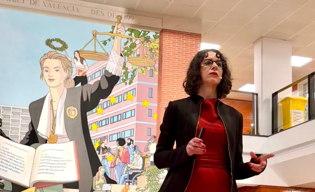 Momento del acto de entrega del Premio ArgumentaDH 2024 en la Facultat de Dret de la Universitat de València