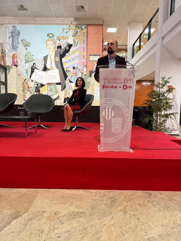 Escenario del acto de entrega del Premio ArgumentaDH 2024 en el hall de la Facultat de Dret