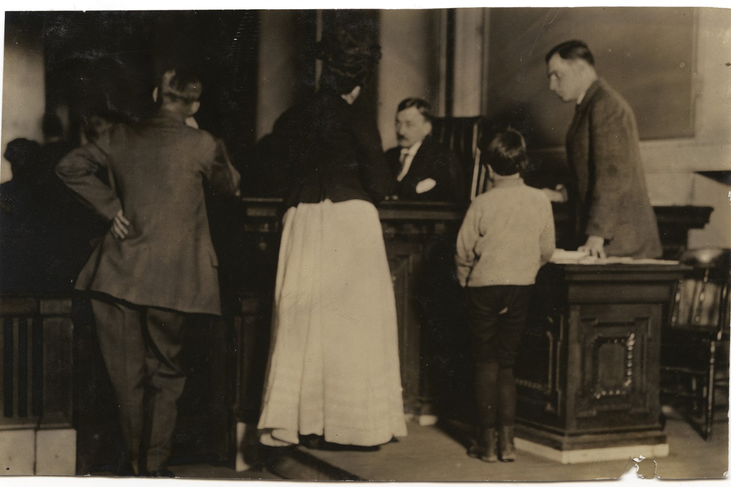 Fotografía de 1910: un niño de ocho años, de pie ante el estrado del tribunal de menores de San Luis, rodeado de adultos